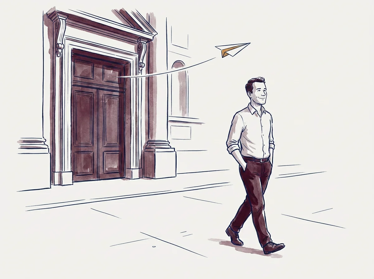 Illustratie: de ondernemer wandelt ontspannen voorbij de gesloten poort van een portaalgebouw, een papieren vliegtuigje vliegt over.